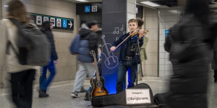 ടൊറന്റോ സബ്‌വേയിലെ ‘സൂപ്പർസ്റ്റാർ’; 30 വർഷമായി യാത്രക്കാരുടെ മനംകവർന്ന് ഈ സെല്ലോ വാദകൻ