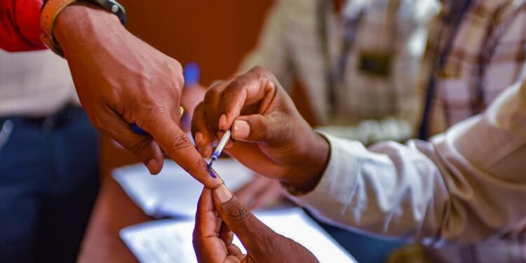 വോട്ടെടുപ്പാവേശത്തിൽ കേരളം; കഴിഞ്ഞ മണിക്കൂറുകളിൽ 16.23% പോളിംഗ്; വിജയപ്രതീക്ഷയിൽ മുന്നണികൾ