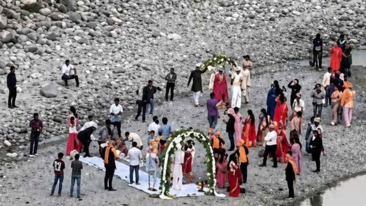 ഡെസ്റ്റിനേഷൻ വെഡ്ഡിംഗിന് വേദിയായി ശ്മശാനം; ‘വെറൈറ്റി’ മോഹത്തിന് പ്രതിഷേധവുമായി നാട്ടുകാർ, അന്വേഷണം ആരംഭിച്ച് അധികൃതർ