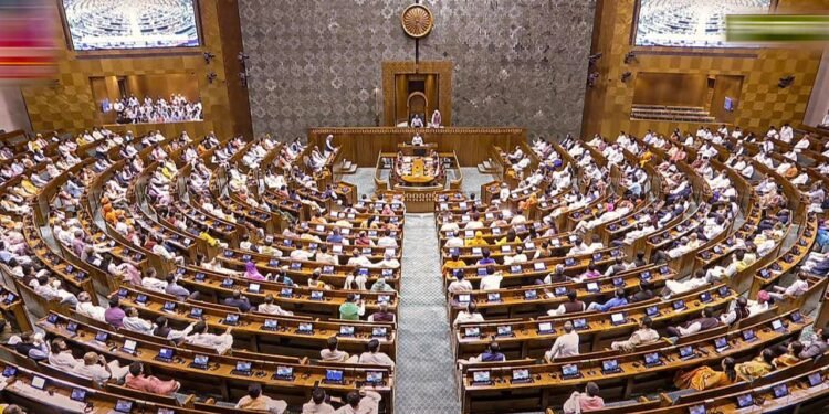 ലോക്‌സഭയിൽ വനിതാ സംവരണ ബിൽ; ശക്തമായ പ്രതിപക്ഷ പ്രതിഷേധങ്ങൾക്കിടയിലും അവതരണാനുമതി