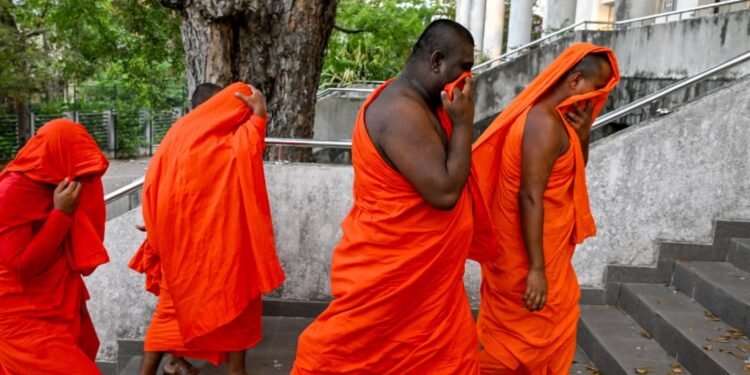 ശ്രീലങ്കയിലെ വിമാനത്താവളത്തിൽ 110 കിലോഗ്രാം കഞ്ചാവുമായി 22 ബുദ്ധ സന്യാസിമാർ പിടിയിൽ