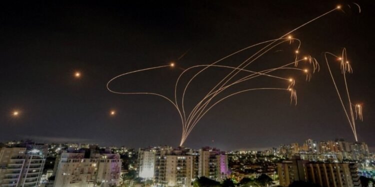 ഇറാന്റെ മിസൈലുകളെ വീഴ്ത്താൻ ഇസ്രായേൽ കവചം; യുഎഇയുടെ ആകാശം ഇനി അയൺ ഡോമിന് കീഴിൽ