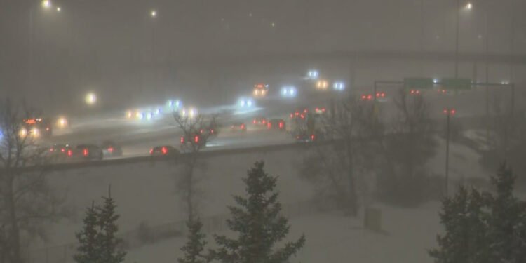 മഞ്ഞുവീഴ്ചയിൽ വിറച്ച് കാൽഗറി; പന്ത്രണ്ടോളം വാഹനങ്ങൾ കൂട്ടിയിടിച്ച് അപകടം, ജാഗ്രതാ നിർദ്ദേശം