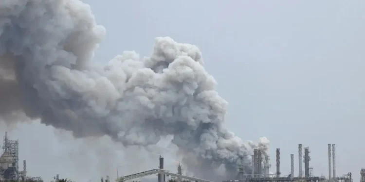 കുവൈത്ത് റിഫൈനറിക്ക് നേരെ ഇറാന്റെ ഡ്രോൺ ആക്രമണം; മിന അൽ അഹമ്മദിയിൽ വൻ തീപിടിത്തമെന്ന് റിപ്പോർട്ട്