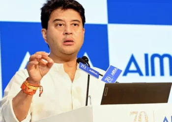 എസി വേണ്ട, പോക്കറ്റിൽ ഒരു ഉള്ളി മതി; ഉഷ്ണതരംഗത്തെ പ്രതിരോധിക്കാൻ വിചിത്ര നിർദ്ദേശവുമായി കേന്ദ്രമന്ത്രി 6 എസി വേണ്ട, പോക്കറ്റിൽ ഒരു ഉള്ളി മതി; ഉഷ്ണതരംഗത്തെ പ്രതിരോധിക്കാൻ വിചിത്ര നിർദ്ദേശവുമായി കേന്ദ്രമന്ത്രി