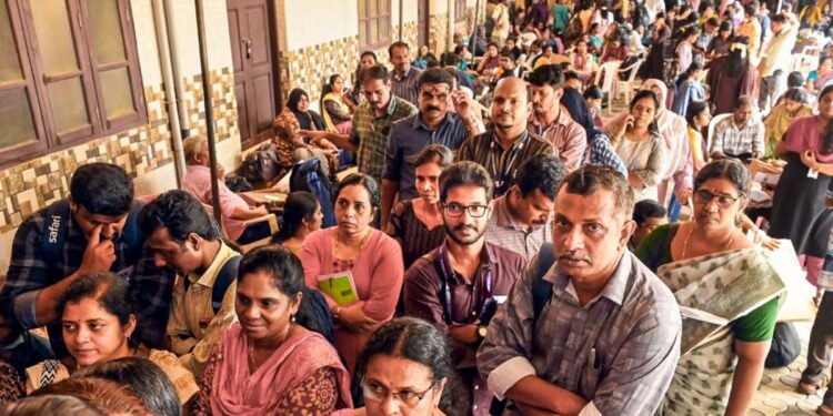 ചൂടിനെ വെല്ലുന്ന ആവേശം; കേരളം പോളിങ് ബൂത്തിൽ! തൃശൂരിൽ വോട്ടുചെയ്ത് മടങ്ങിയ ആൾ കുഴഞ്ഞുവീണ് മരിച്ചു 1 ചൂടിനെ വെല്ലുന്ന ആവേശം; കേരളം പോളിങ് ബൂത്തിൽ! തൃശൂരിൽ വോട്ടുചെയ്ത് മടങ്ങിയ ആൾ കുഴഞ്ഞുവീണ് മരിച്ചു