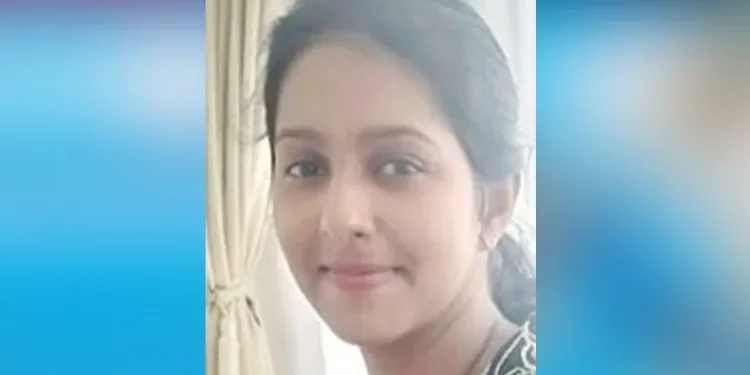 കുഴിമന്തി കഴിച്ചതിന് പിന്നാലെ നഴ്സിന്റെ മരണം: ഒപ്പമുണ്ടായിരുന്ന യുവാക്കൾ ഡോക്ടർ ചമഞ്ഞു; ദുരൂഹതയാരോപിച്ച് ബന്ധുക്കൾ 1 കുഴിമന്തി കഴിച്ചതിന് പിന്നാലെ നഴ്സിന്റെ മരണം: ഒപ്പമുണ്ടായിരുന്ന യുവാക്കൾ ഡോക്ടർ ചമഞ്ഞു; ദുരൂഹതയാരോപിച്ച് ബന്ധുക്കൾ