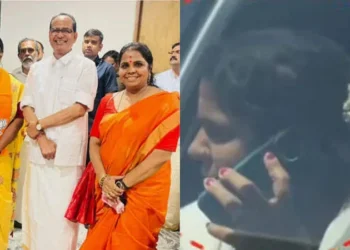 "ആ സ്ത്രീയെ അറിയില്ലെന്ന് ശോഭ; സിമി രാജീവിനെ ചേർത്തുപിടിച്ച ചിത്രങ്ങളുമായി കോൺഗ്രസ്"; വോട്ട് കോഴ വിവാദത്തിൽ നിർണ്ണായക തെളിവുകൾ പുറത്ത് 1 “ആ സ്ത്രീയെ അറിയില്ലെന്ന് ശോഭ; സിമി രാജീവിനെ ചേർത്തുപിടിച്ച ചിത്രങ്ങളുമായി കോൺഗ്രസ്”; വോട്ട് കോഴ വിവാദത്തിൽ നിർണ്ണായക തെളിവുകൾ പുറത്ത്