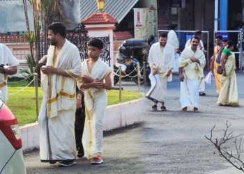 മുഖ്യമന്ത്രിയുടെ മകൻ വിവേക് കിരൺ ഗുരുവായൂരിൽ; ദൃശ്യങ്ങൾ പകർത്തിയ മാധ്യമപ്രവർത്തകനെ കഴുത്തിന് പിടിച്ചുതള്ളി, ഫോണിലെ വീഡിയോ ഡിലീറ്റ് ചെയ്യിപ്പിച്ചു