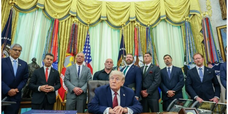 അടുത്ത 72 മണിക്കൂർ നിർണ്ണായകം; വൈറ്റ് ഹൗസിൽ വൻ പ്ലാൻ; ട്രംപും സംഘവും അടിയന്തര ചർച്ചയിൽ!