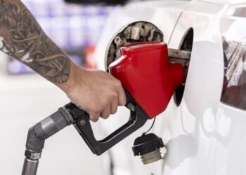 Are you planning to buy petrol? Then this is the right time! Temporary relief on fuel prices in Canada