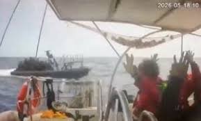 ഗാസയിലേക്ക് സഹായവുമായി പോയ കപ്പൽ വ്യൂഹം ഇസ്രായേൽ തടഞ്ഞു; ആറ് കനേഡിയൻ പൗരന്മാർ കസ്റ്റഡിയിൽ 6 ഗാസയിലേക്ക് സഹായവുമായി പോയ കപ്പൽ വ്യൂഹം ഇസ്രായേൽ തടഞ്ഞു; ആറ് കനേഡിയൻ പൗരന്മാർ കസ്റ്റഡിയിൽ