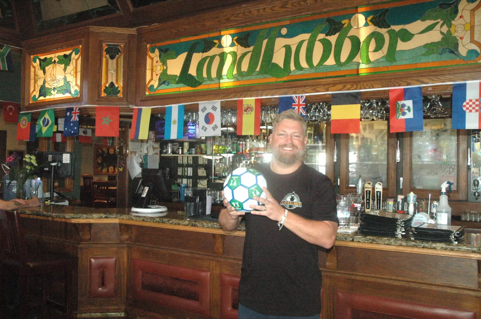 Watch the World Cup and get a VIP table; Landlubber Pub has prepared great offers for football fans