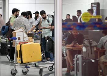 'ഏത് മാർഗത്തിലായാലും ഉടൻ ഇറാൻ വിടണം'; ഇന്ത്യക്കാർക്ക് കർശന മുന്നറിയിപ്പുമായി ഇന്ത്യൻ എംബസി 9 ‘ഏത് മാർഗത്തിലായാലും ഉടൻ ഇറാൻ വിടണം’; ഇന്ത്യക്കാർക്ക് കർശന മുന്നറിയിപ്പുമായി ഇന്ത്യൻ എംബസി