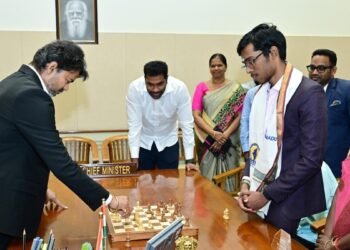 ചെസ്സ് ചാമ്പ്യൻ പ്രഗ്നാനന്ദയ്ക്ക് മുന്നിൽ മുഖ്യമന്ത്രി വിജയിയുടെ വക സർപ്രൈസ് നീക്കം! 50 ലക്ഷം പുരസ്കാരവും സൗഹൃദ മത്സരവും!