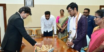 ചെസ്സ് ചാമ്പ്യൻ പ്രഗ്നാനന്ദയ്ക്ക് മുന്നിൽ മുഖ്യമന്ത്രി വിജയിയുടെ വക സർപ്രൈസ് നീക്കം! 50 ലക്ഷം പുരസ്കാരവും സൗഹൃദ മത്സരവും!