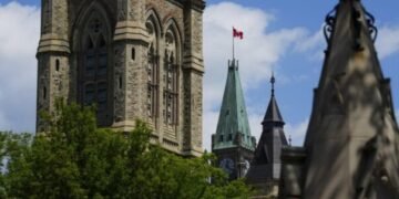 About 10,000 federal public servants apply for early retirement