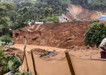 വയനാട് കള്ളാടി മണ്ണിടിച്ചിലിൽ 5 മരണം; 7 പേരെ കാണാതായി; സ്നിഫർ നായകളെ എത്തിച്ച് പരിശോധന
