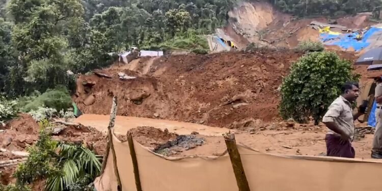 വയനാട് കള്ളാടി മണ്ണിടിച്ചിലിൽ 5 മരണം; 7 പേരെ കാണാതായി; സ്നിഫർ നായകളെ എത്തിച്ച് പരിശോധന