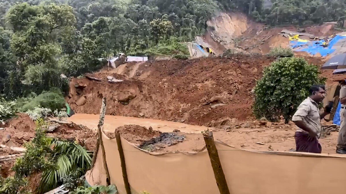 വയനാട് കള്ളാടി മണ്ണിടിച്ചിലിൽ 5 മരണം; 7 പേരെ കാണാതായി; സ്നിഫർ നായകളെ എത്തിച്ച് പരിശോധന