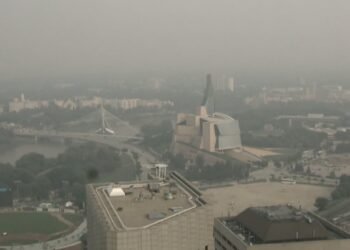 Ontario wildfires spread; heavy smoke blankets Manitoba; public warned to stay alert.