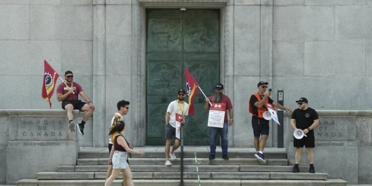 CIRB bars Bank of Canada from hiring temporary staff during strike.