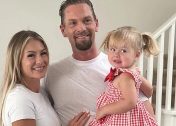 Curtis Wright, centre, his fiancée Kayla Thomsen and their daughter are pictured in this undated handout photo. Wright was recently returned back to Canada from the U.S. on a removal order after being detained by ICE for the past nine months. THE CANADIAN PRESS/Handout - Kayla Thomsen (Mandatory Credit)