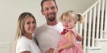 Curtis Wright, centre, his fiancée Kayla Thomsen and their daughter are pictured in this undated handout photo. Wright was recently returned back to Canada from the U.S. on a removal order after being detained by ICE for the past nine months. THE CANADIAN PRESS/Handout - Kayla Thomsen (Mandatory Credit)