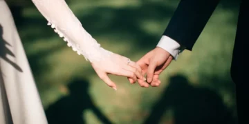 Fake Marriage: കാനഡയിലേക്ക് കുടിയേറാൻ വ്യാജ വിവാഹങ്ങൾ? ഇന്ത്യൻ 'അറേഞ്ച്ഡ് മാര്യേജ്' വിസ തട്ടിപ്പോ? ചർച്ചയായി പുതിയ റിപ്പോർട്ട് 5 Fake Marriage: കാനഡയിലേക്ക് കുടിയേറാൻ വ്യാജ വിവാഹങ്ങൾ? ഇന്ത്യൻ ‘അറേഞ്ച്ഡ് മാര്യേജ്’ വിസ തട്ടിപ്പോ? ചർച്ചയായി പുതിയ റിപ്പോർട്ട്