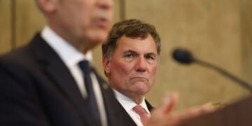 US Canada Trade War; ട്രംപിനോട് പോരാടുന്നത് അബദ്ധം; കാനഡ ഉടൻ ചർച്ചയിലേക്ക് മടങ്ങിവരുമെന്ന് യുഎസ് ഭരണകൂടം 2 US Canada trade war
