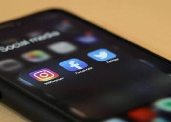 The image displays a smartphone screen featuring an open app folder