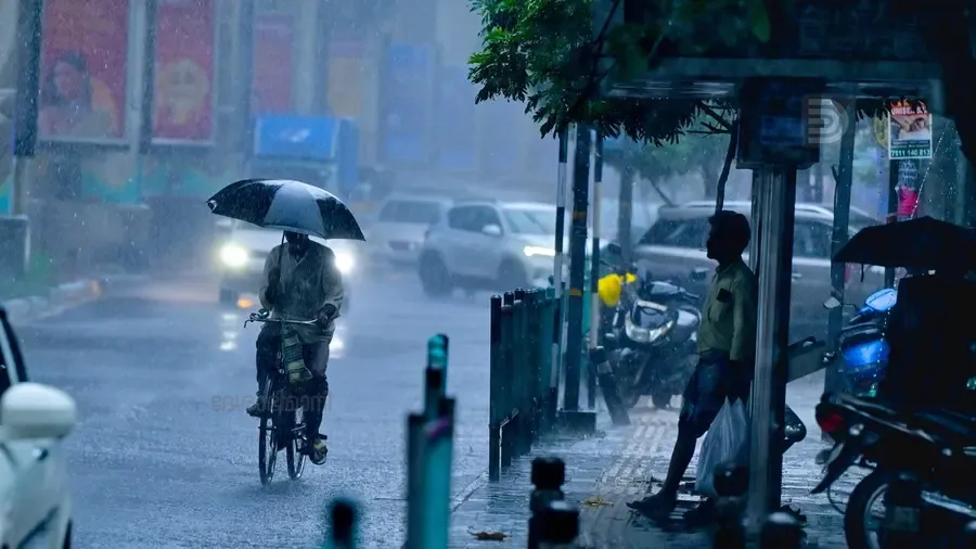 മഴക്കെടുതിയിൽ വിറച്ച് കേരളം: 12 ജില്ലകളിൽ ഓറഞ്ച് അലർട്ട്, വടക്കൻ കേരളത്തിൽ ജാഗ്രത 1 മഴക്കെടുതിയിൽ വിറച്ച് കേരളം: 12 ജില്ലകളിൽ ഓറഞ്ച് അലർട്ട്, വടക്കൻ കേരളത്തിൽ ജാഗ്രത