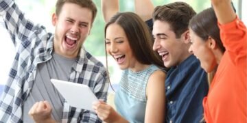 Canada Happiness Index കനേഡിയൻസ് ഹാപ്പിയാണ്; 'ഹാപ്പിനസ് ഇൻഡക്സിൽ' ഒന്നാമത് ഈ പ്രൊവിൻസ് 3 Representative image