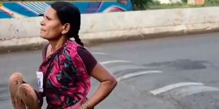 മകളുടെ പഠനത്തിനായി ചെരിപ്പില്ലാതെ ഓടി 47കാരിയുടെ പോരാട്ടം; ഇന്ത്യയിലെ വിദ്യാഭ്യാസ ചെലവുകൾ വീണ്ടും ചർച്ചയിൽ 1 47-year-old Maharashtra mother running barefoot for daughters’ education