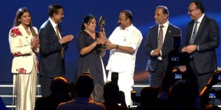 ലോകത്തിന്റെ നെറുകയിൽ മലയാളി നഴ്സ്: ആസ്റ്റർ ഗ്ലോബൽ നഴ്സിങ് അവാർഡ് അജിമോൾക്ക്; സമ്മാനത്തുക 2.5 കോടി രൂപ 1 Aster Global Nursing Award